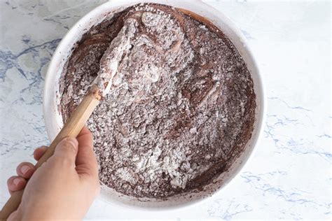 Mezcla de bizcocho de chocolate con movimientos envolventes