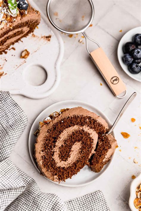 Brazo de reina de chocolate decorado con frutos rojos y almendras