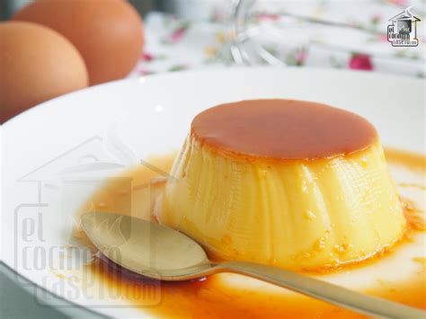 Foto detallada de los ingredientes para flan casero: huevo batido, leche, azúcar, y caramelo líquido en un molde pequeño.