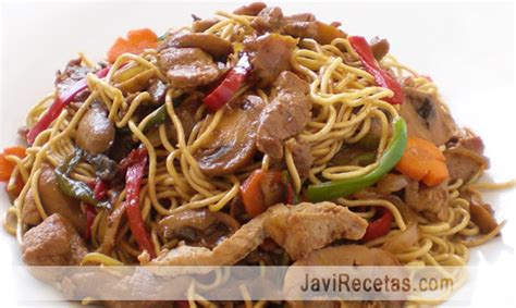 Foto de plato de fideos chinos fritos con ternera y verduras, listo para servir.