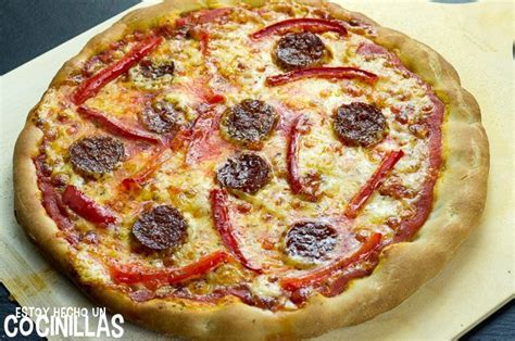 pizza casera con rodajas de chorizo y pimientos