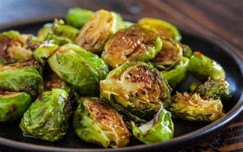 Coles de Bruselas al horno con trozos de manzana caramelizada