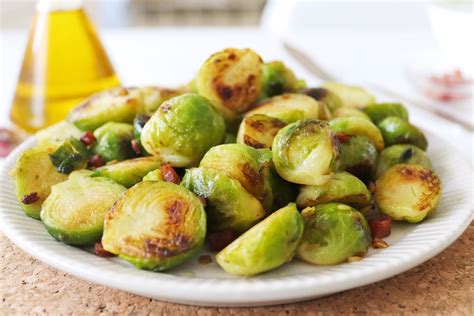 Coles de Bruselas salteadas con gajos de naranja sanguina y especias