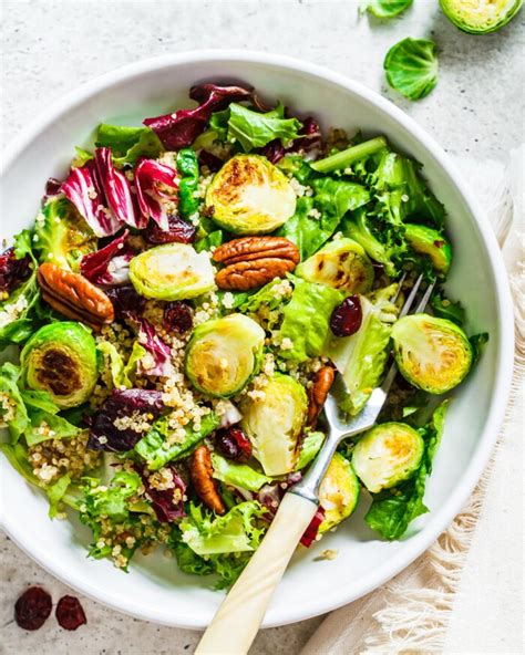 Ensalada fresca de coles de Bruselas crudas laminadas