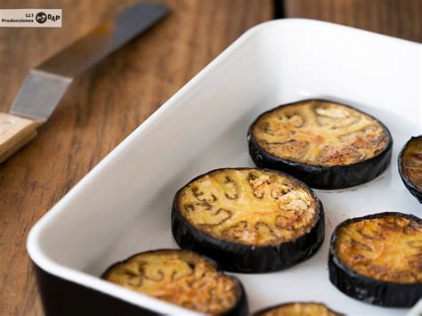 Berenjenas asadas en bandeja de horno listas para ser peladas