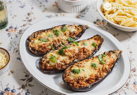 Plato de berenjenas rellenas de quinoa con hierbas frescas