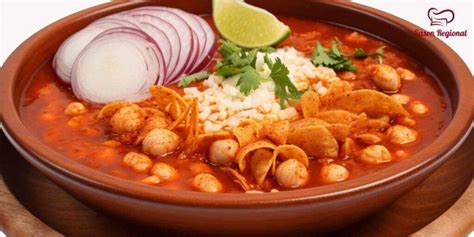 Tazón de pozole rojo con guarniciones tradicionales