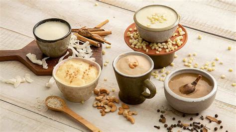 Variedad de atoles servidos en tazas tradicionales