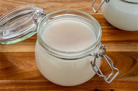 frascos de manteca de cerdo casera ya fría y blanca