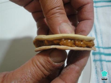 Foto de chilenitos rellenos con manjar terminados y decorados