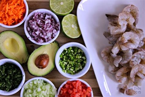 Variedad de ingredientes para ceviche de camarón
