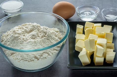 Ingredientes para la masa quebrada: harina, mantequilla fría, sal, clara de huevo.