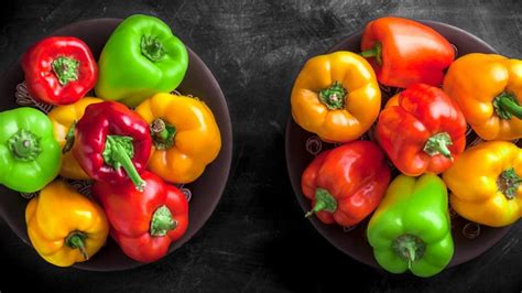 Selección de pimientos morrones de varios colores