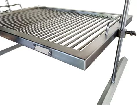 Parrilla de acero inoxidable con alimentos asándose
