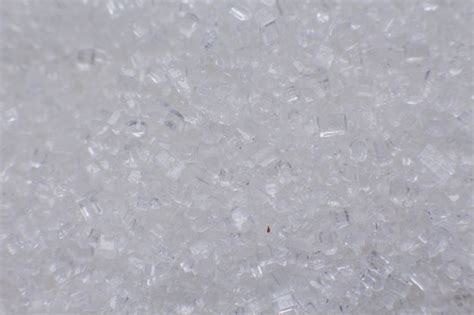 Foto comparativa de los granos de azúcar blanco, caster, y glass