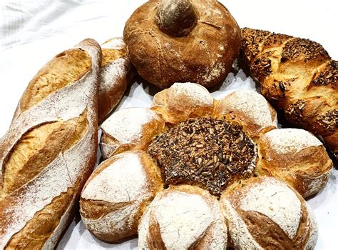 variedad de panes, incluyendo pan blanco, rústico, ciabatta y pan árabe
