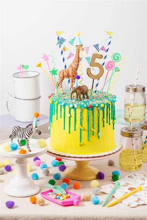 Collage de tartas decoradas con temáticas variadas para eventos infantiles y juveniles