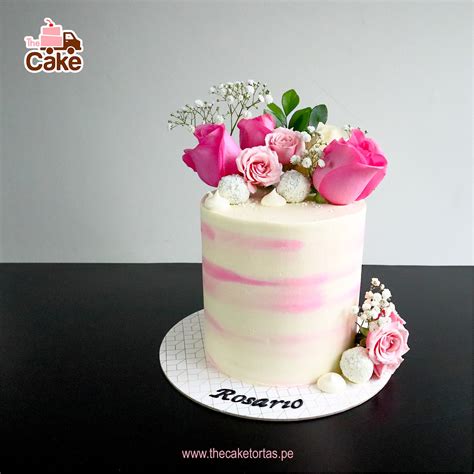 Detalle de una tarta decorada con crema buttercream y flores naturales