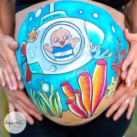 Fotografía de embarazada con la barriga pintada con un diseño artístico