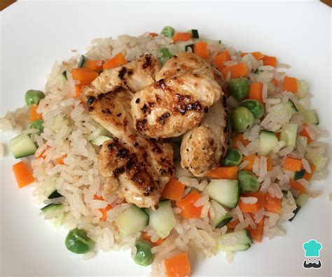Plato de pollo apanado a la inglesa con arroz salteado y verduras