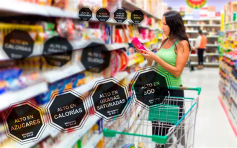 Persona leyendo etiquetas de alimentos en un supermercado