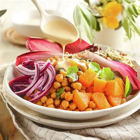 Plato colorido de garbanzos y calabaza asada, con hierbas frescas