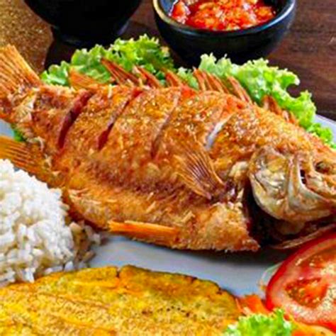 Plato de lisa frita dorada con acompañamientos