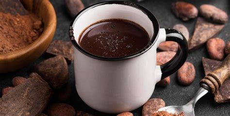 Chocolate caliente venezolano servido en tazas tradicionales