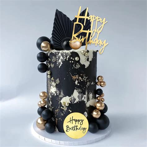 Ejemplo de torta negra personalizada con detalles decorativos