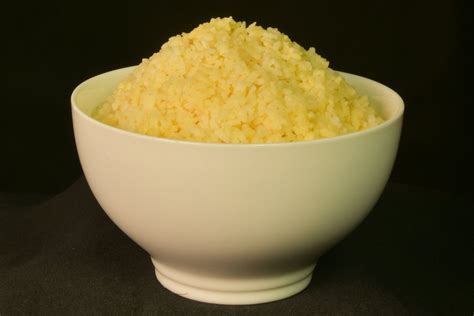 Imagen de granos de arroz dorado en contraste con arroz blanco