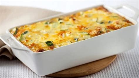 Foto de budín de zapallitos recién horneado, dorado y con queso gratinado