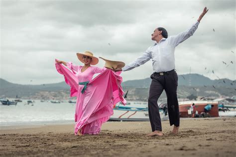 Ilustración de una pareja montuvia manabita recitando amorfinos con instrumentos musicales