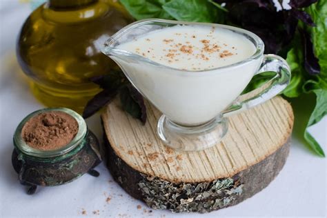 Ingredientes para salsa blanca vegana: leche vegetal, maicena, aceite de oliva, sal, nuez moscada
