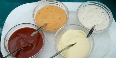 Foto temática de productos alimenticios comunes que contienen emulsionantes, como margarina, chocolate y bollería