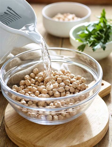 Garbanzos secos en remojo en un bol