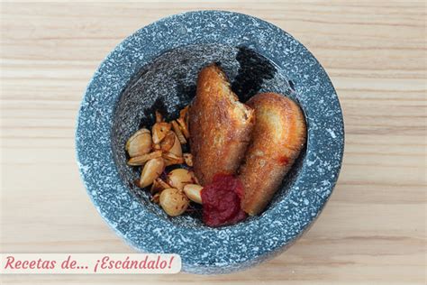 Ingredientes del majado: pan frito, almendras, ñora y ajo