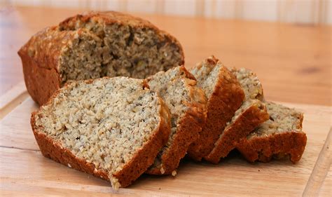 Foto de queque de avena listo para servir, decorado con frutas frescas y frutos secos