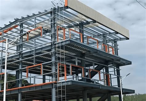 Vista de la estructura de varios pisos de La Parrilla de Pipi con comensales