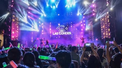 Escenario del Festival de Las Condes con público vibrante y luces