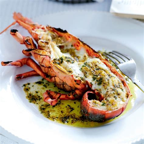 Plato de langosta a la brasa con perejil y limón recién hecha