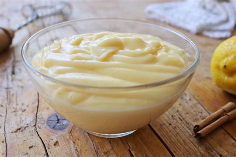 Crema pastelera casera recién hecha y lista para enfriar