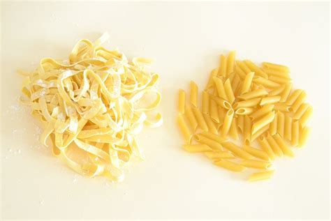 Infografía: Comparativa visual de ingredientes entre pasta seca (harina/agua) y pasta al huevo.