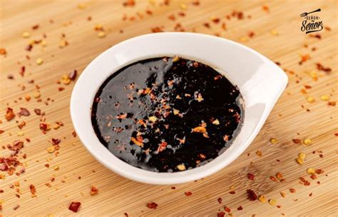 Salsa Teriyaki en un cuenco con ingredientes típicos de fondo