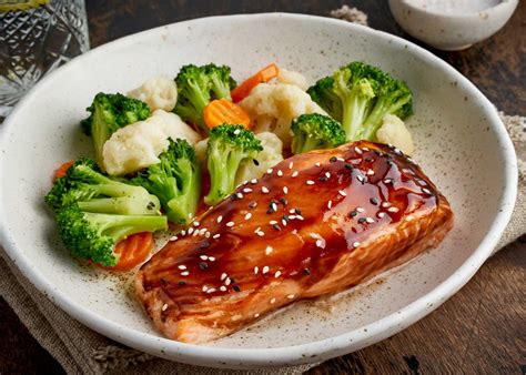 Plato con salmón glaseado con salsa teriyaki