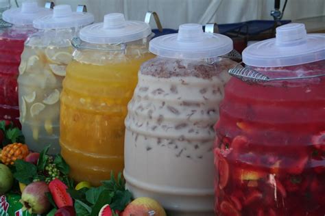 Variedad de aguas frescas de hierbas y frutas en jarras