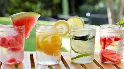 Fotos de diferentes combinaciones de aguas saborizadas (limón, menta, fresa, pepino)