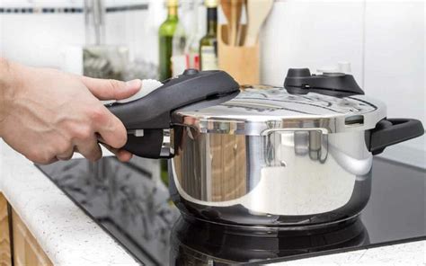 Olla a presión moderna en una cocina