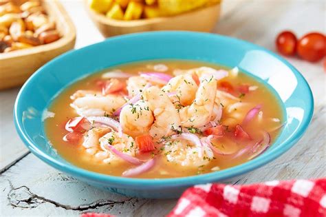Ceviche de camarón guayaco servido con acompañamientos