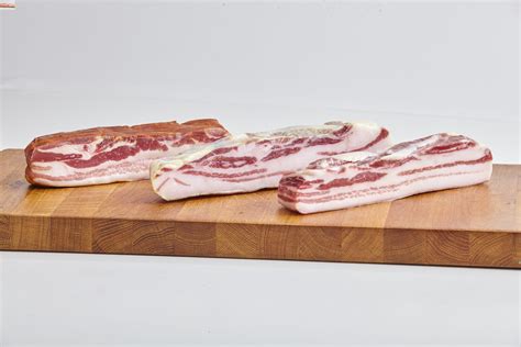 panceta de cerdo en proceso de curado en bolsa hermética