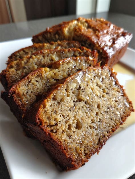 Foto: Pastel de avena y plátano recién horneado y cortado en rebanadas